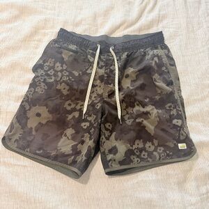 Vuori Men's Banks Shorts - Camo